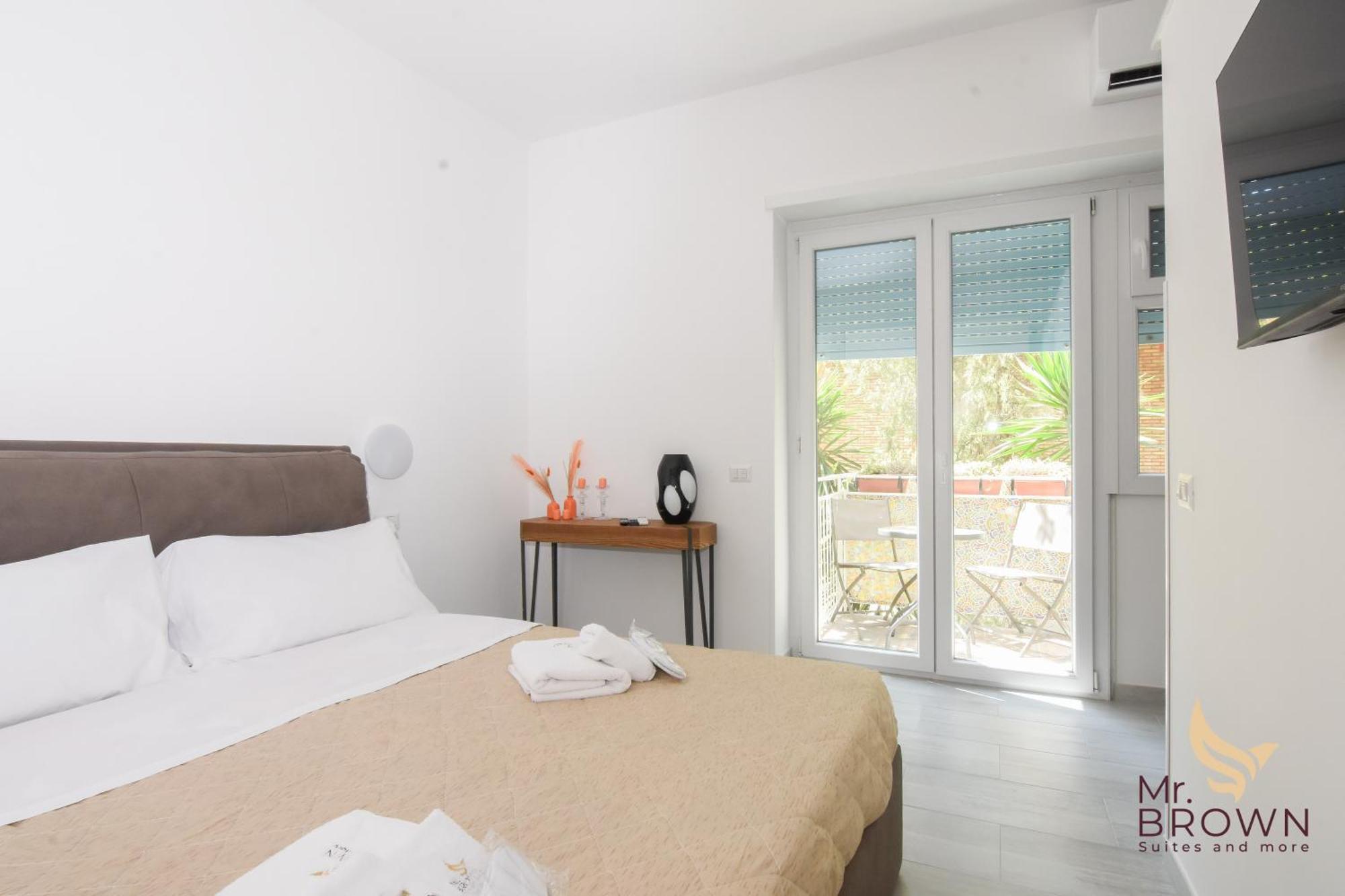 Mr Brown Home And Suites Рим Екстериор снимка